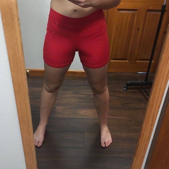 Red short - Picture 3 of 5